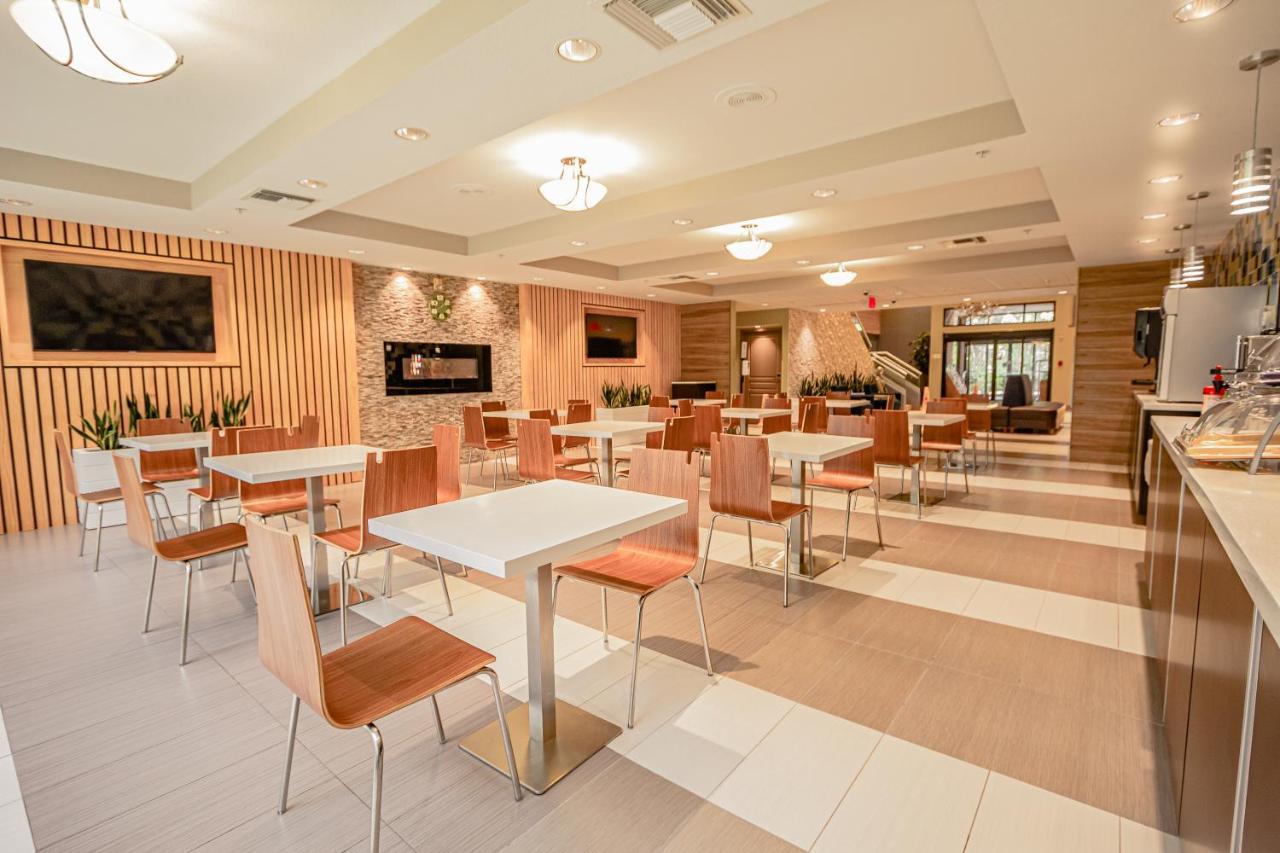 Days Inn & Suites By Wyndham Fort Myers Near Jetblue Park Екстериор снимка