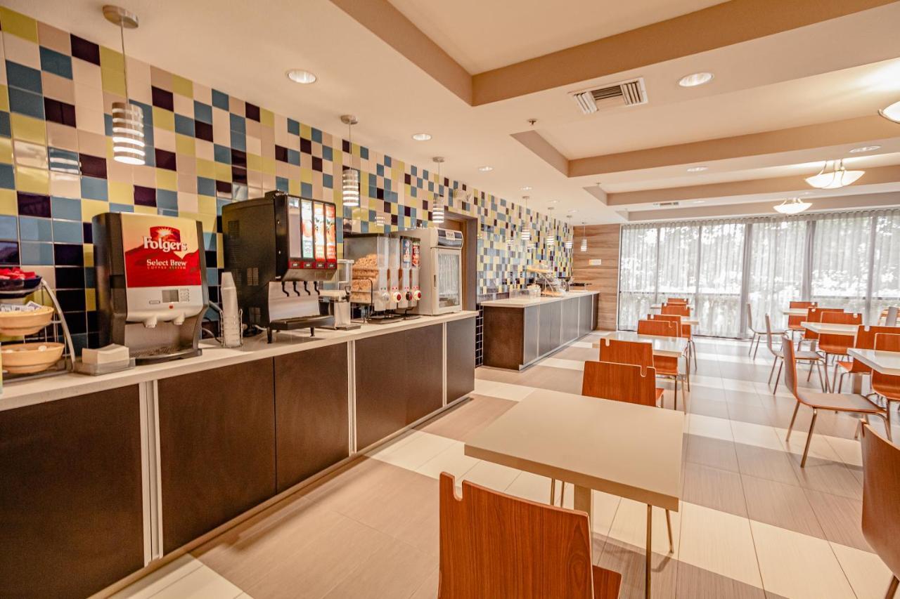 Days Inn & Suites By Wyndham Fort Myers Near Jetblue Park Екстериор снимка