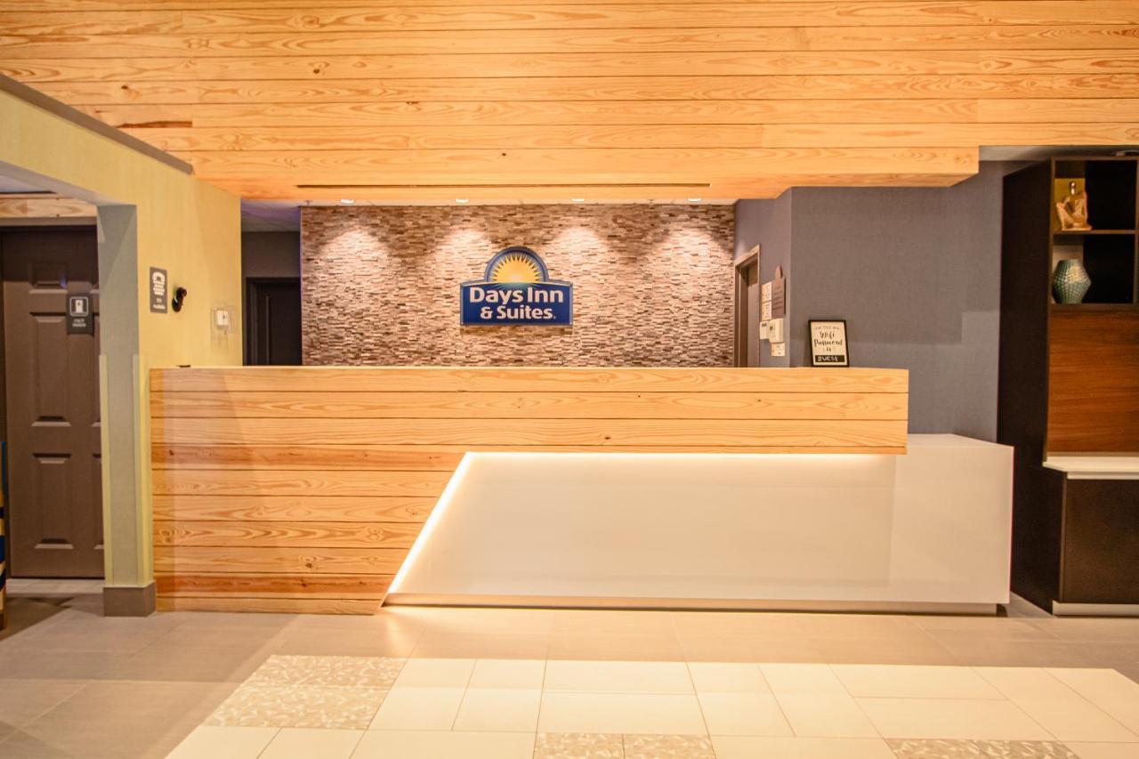 Days Inn & Suites By Wyndham Fort Myers Near Jetblue Park Екстериор снимка