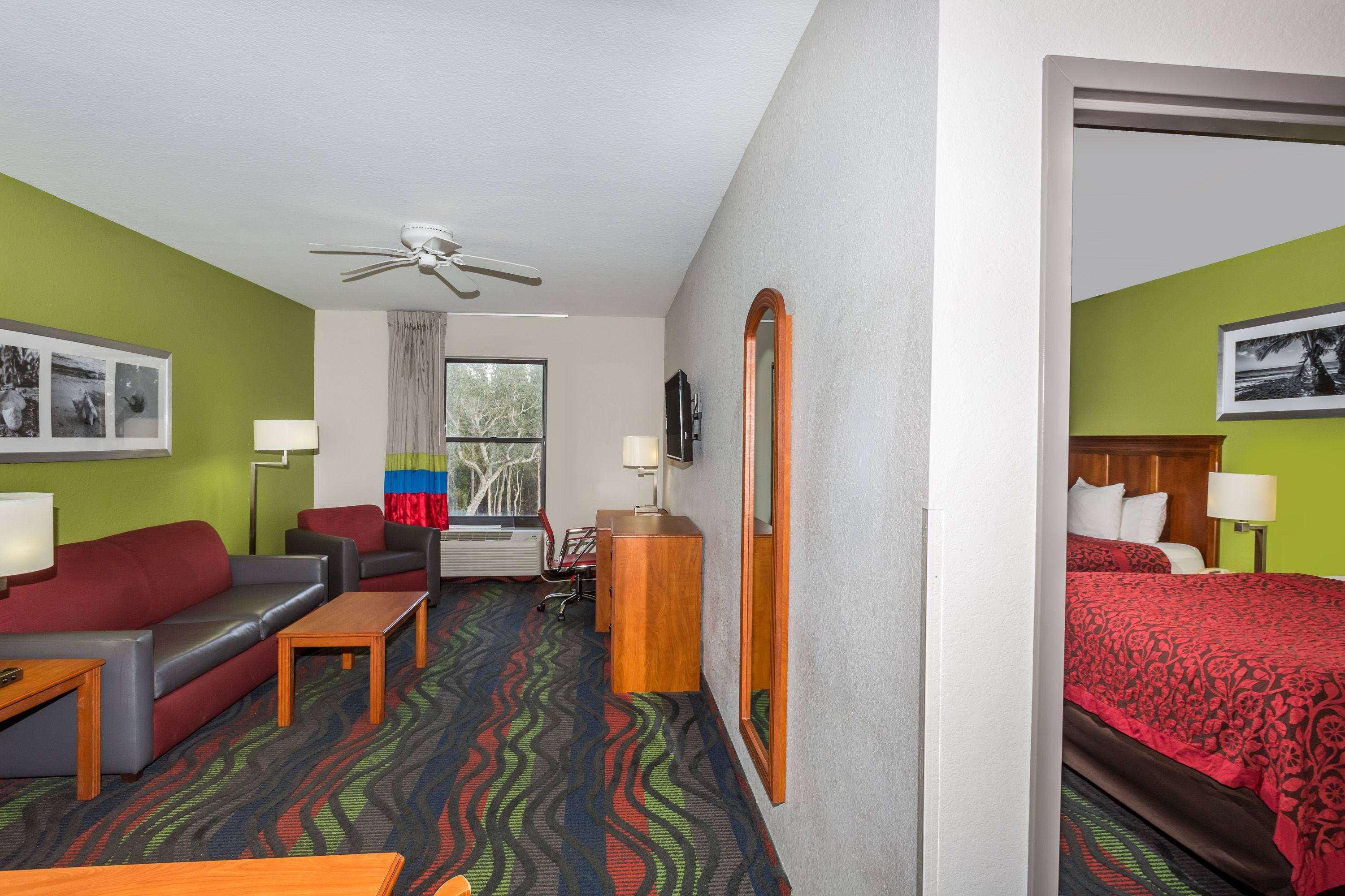 Days Inn & Suites By Wyndham Fort Myers Near Jetblue Park Екстериор снимка