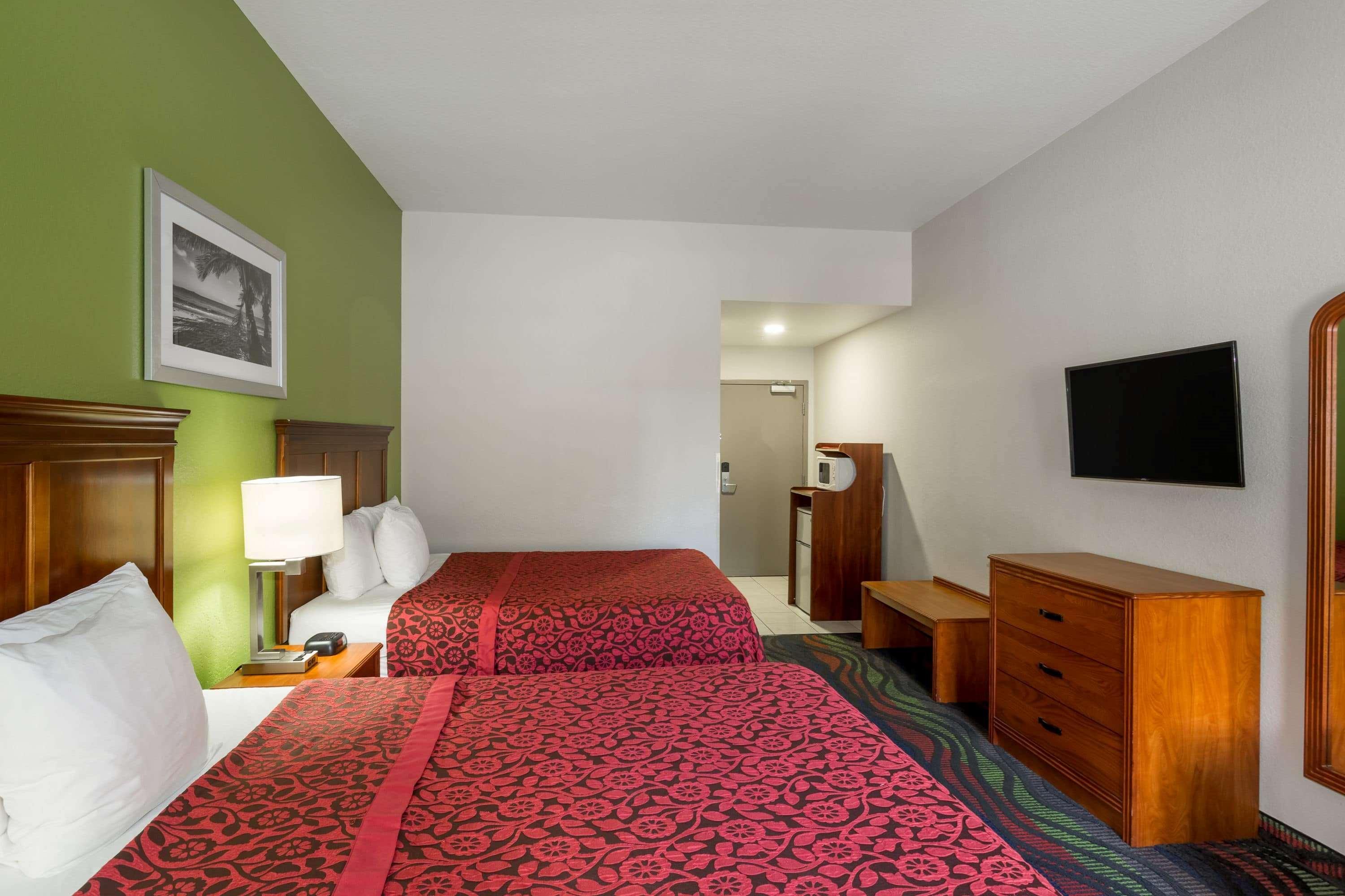 Days Inn & Suites By Wyndham Fort Myers Near Jetblue Park Екстериор снимка