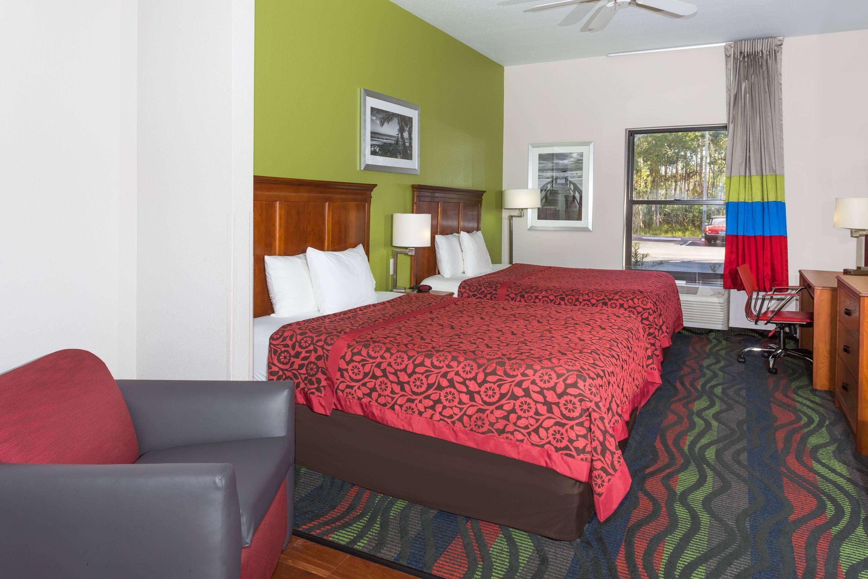 Days Inn & Suites By Wyndham Fort Myers Near Jetblue Park Екстериор снимка