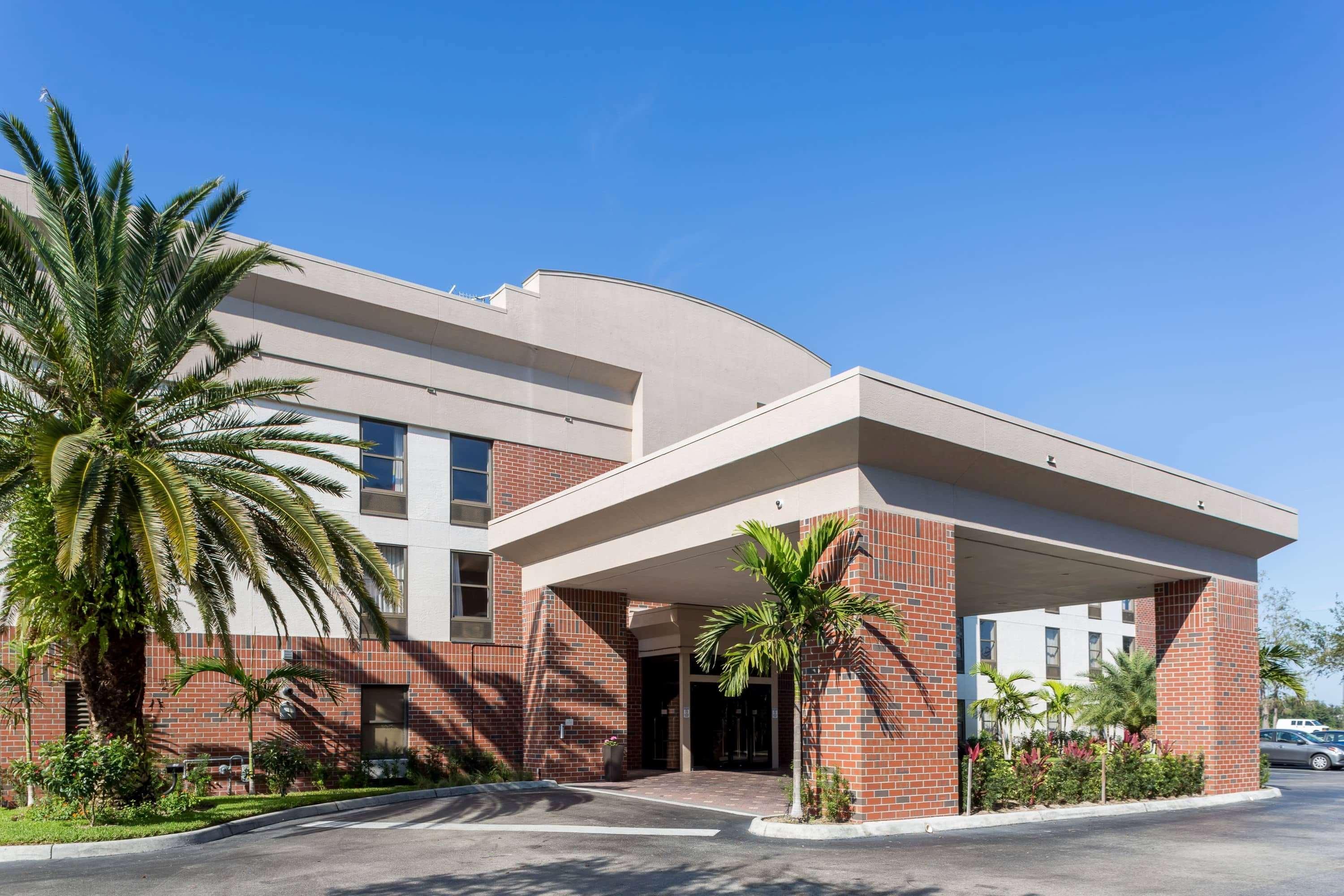 Days Inn & Suites By Wyndham Fort Myers Near Jetblue Park Екстериор снимка