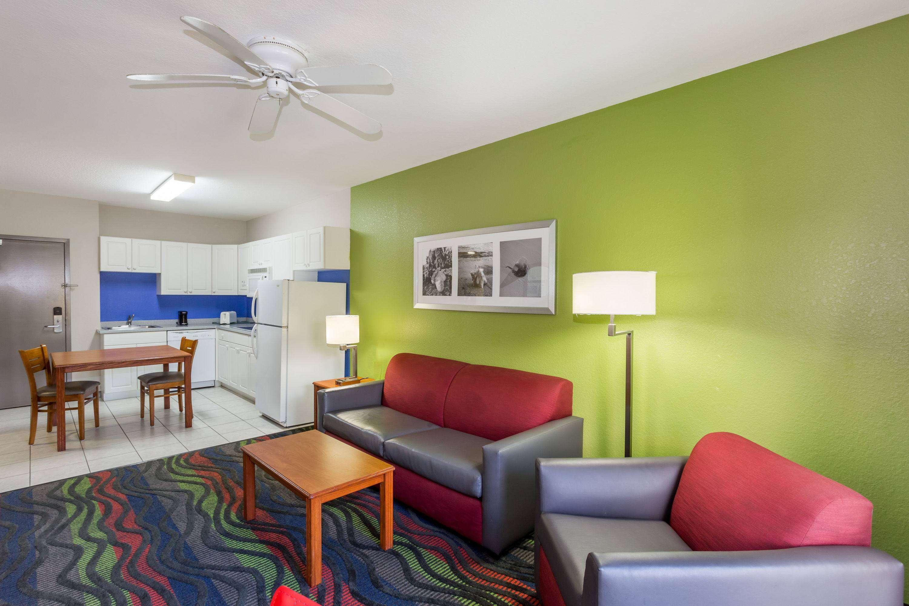 Days Inn & Suites By Wyndham Fort Myers Near Jetblue Park Екстериор снимка