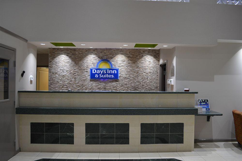 Days Inn & Suites By Wyndham Fort Myers Near Jetblue Park Екстериор снимка