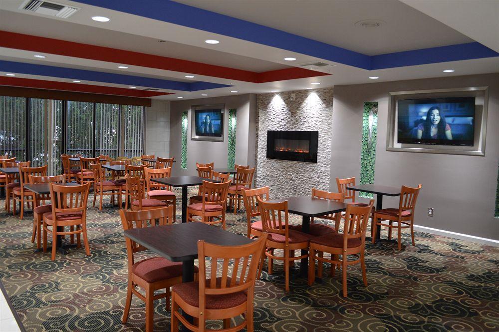 Days Inn & Suites By Wyndham Fort Myers Near Jetblue Park Екстериор снимка