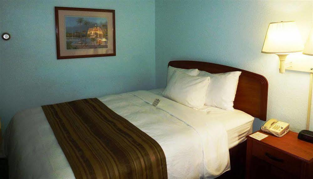 Days Inn & Suites By Wyndham Fort Myers Near Jetblue Park Екстериор снимка