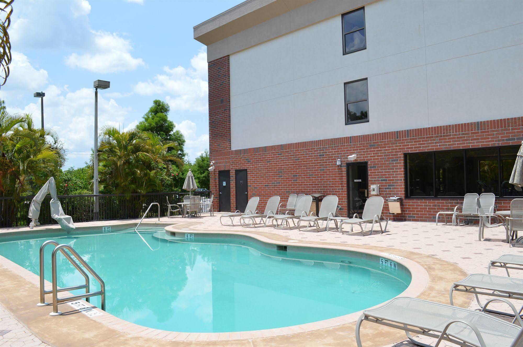 Days Inn & Suites By Wyndham Fort Myers Near Jetblue Park Екстериор снимка