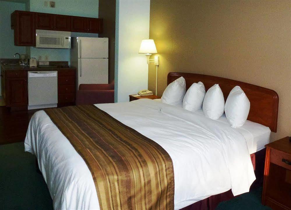 Days Inn & Suites By Wyndham Fort Myers Near Jetblue Park Екстериор снимка